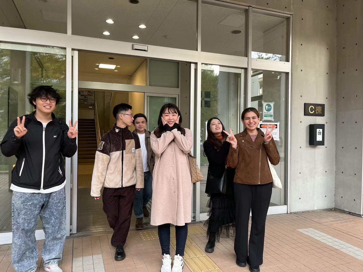 大学院時代の友人たちとの屋内集合写真