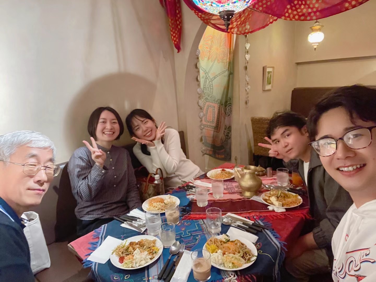 友人たちと食事を楽しむ写真