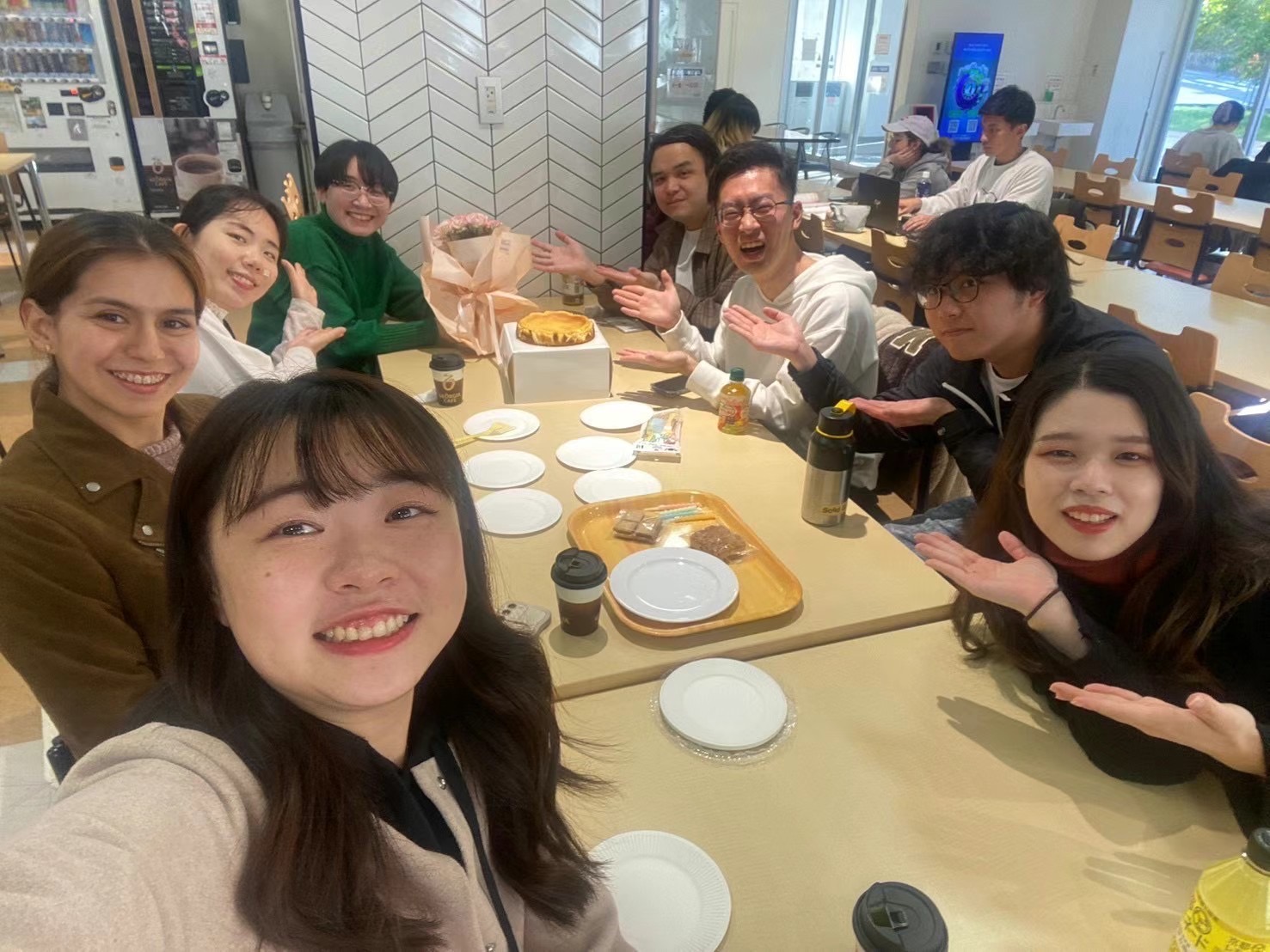 建物の前で撮影した記念写真